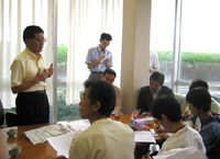 上田社長（一番左）の講話を聴いています。