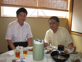 上田社長（右）と上田社長の息子さんで（株）サン・コア西瓜糖本店社員の上田文雄さん（左）