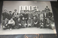 小川さんが結成した『文化の会』の会合での写真。落語家を中心に、当時の有名人とともに小川さんが写っています。