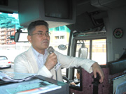 バス車中でお話する中矢先生。日月神示や神社についての講話もたっぷりお話くださいました。