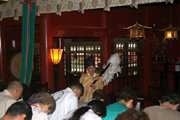 箱根神社での正式参拝の様子。