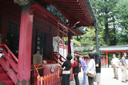 箱根神社でお参りする皆さん。