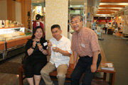 「鈴廣」店内にて。左から、お客さまの岩下さん、中矢先生、スタッフの砂田。