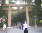 大神神社の鳥居前で。手前は、このツアーを企画した（株）船井ビジョンクリエイツの林彩子。