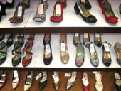 （株）アマガサ本社近くにあるショールーム。若い女性をターゲットとしたファッショナブルな靴が並びます。